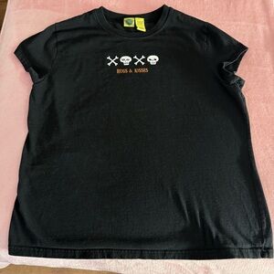 Goth Halloween ‘Hugs & Kisses’ Black 90s Style Baby Graphic Tee Skull Crossbones